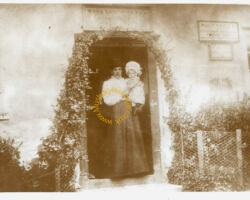 Image of Mollie Farrant's Mum with her mum outside Yew Tree House c.1906